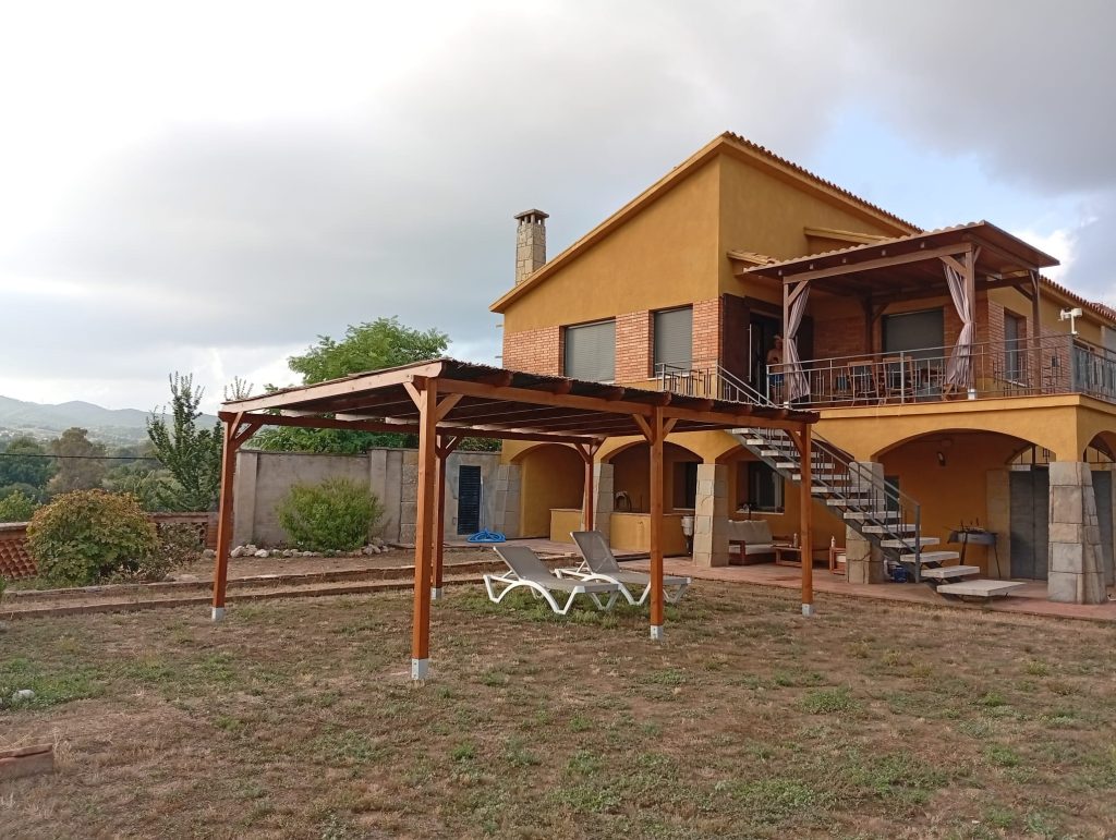 Vivienda unifamiliar después de proyección de corcho