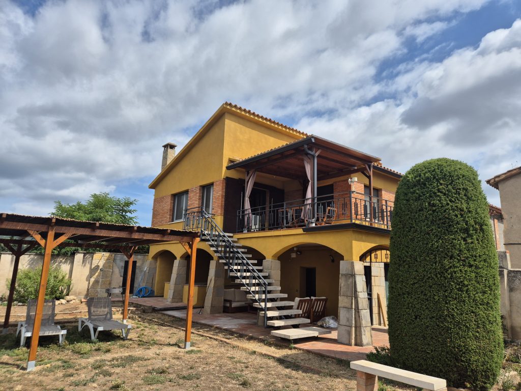Vivienda unifamiliar después de proyección de corcho