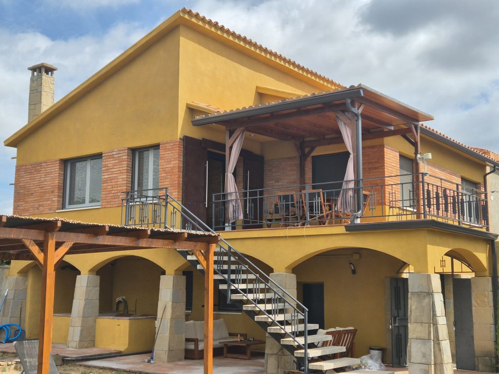 Vivienda unifamiliar después de proyección de corcho